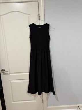 Uniqlo Black Sleeveless Midi Dress